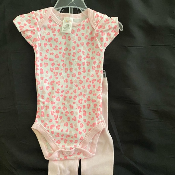 Your leopard loving cutie will love our Pink Leopard ONESIE & PANTS & HAT Set. - Picture 4 of 5